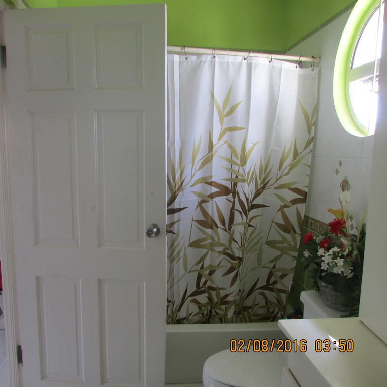 Appartamento Spectacular Ocean View Retreat Saint James Esterno foto
