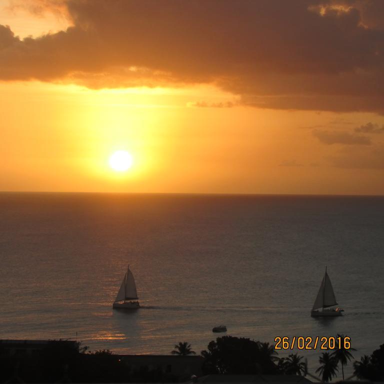 Appartamento Spectacular Ocean View Retreat Saint James Esterno foto